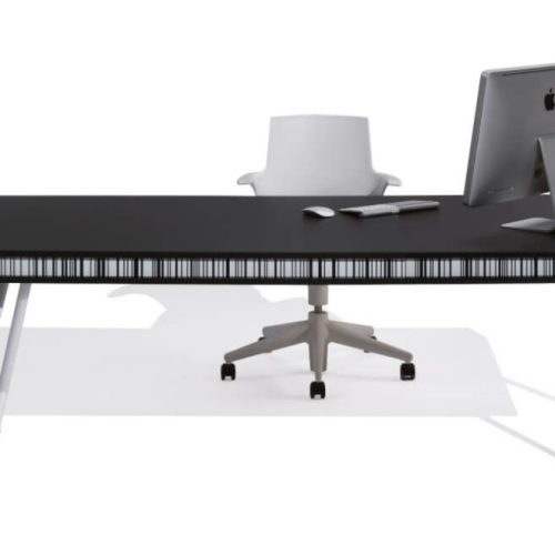 Semplice rendering di tavolo nero e sedia bianca con di fronte un computer