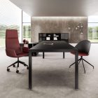 Rendering ufficio con tavolo nero, sedia rossa con schienale alto e piccola sedia per accoglienza clienti