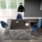 Tavolo grigio con 3 sedie blu