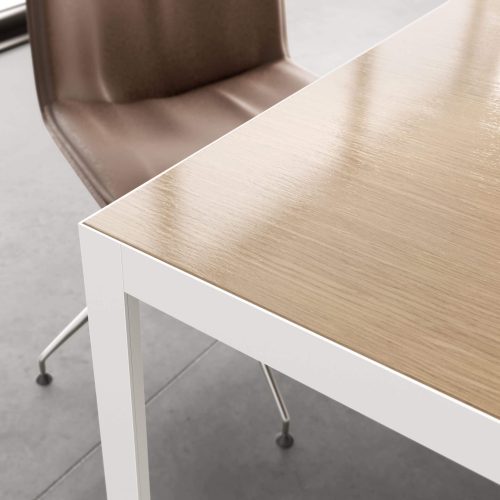 Dettaglio dell'angolo di un tavolo con le gambe bianche e il piano color legno