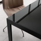 Dettaglio di un tavolo laccato nero e di un pezzo di sedia
