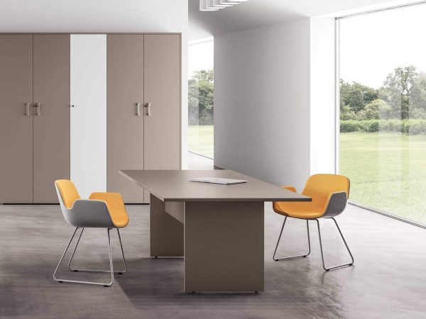 Tavolo adatto ad ambienti di lavoro e non solo, completano lo spazio 2 sedie arancioni con braccioli alti