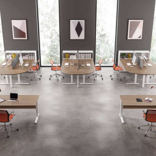 Ufficio arredato con 5 tavoli color legno