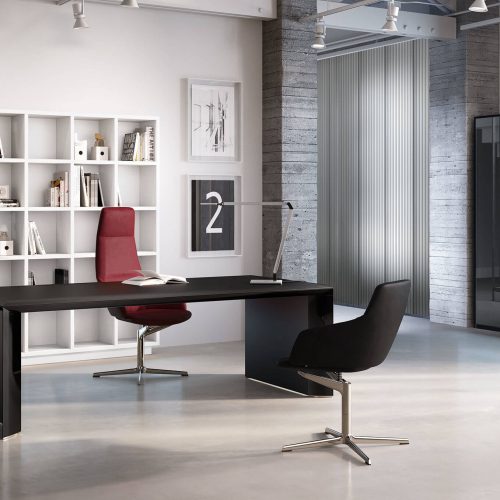 Semplice ufficio con tavolo nero con sedia coordinata