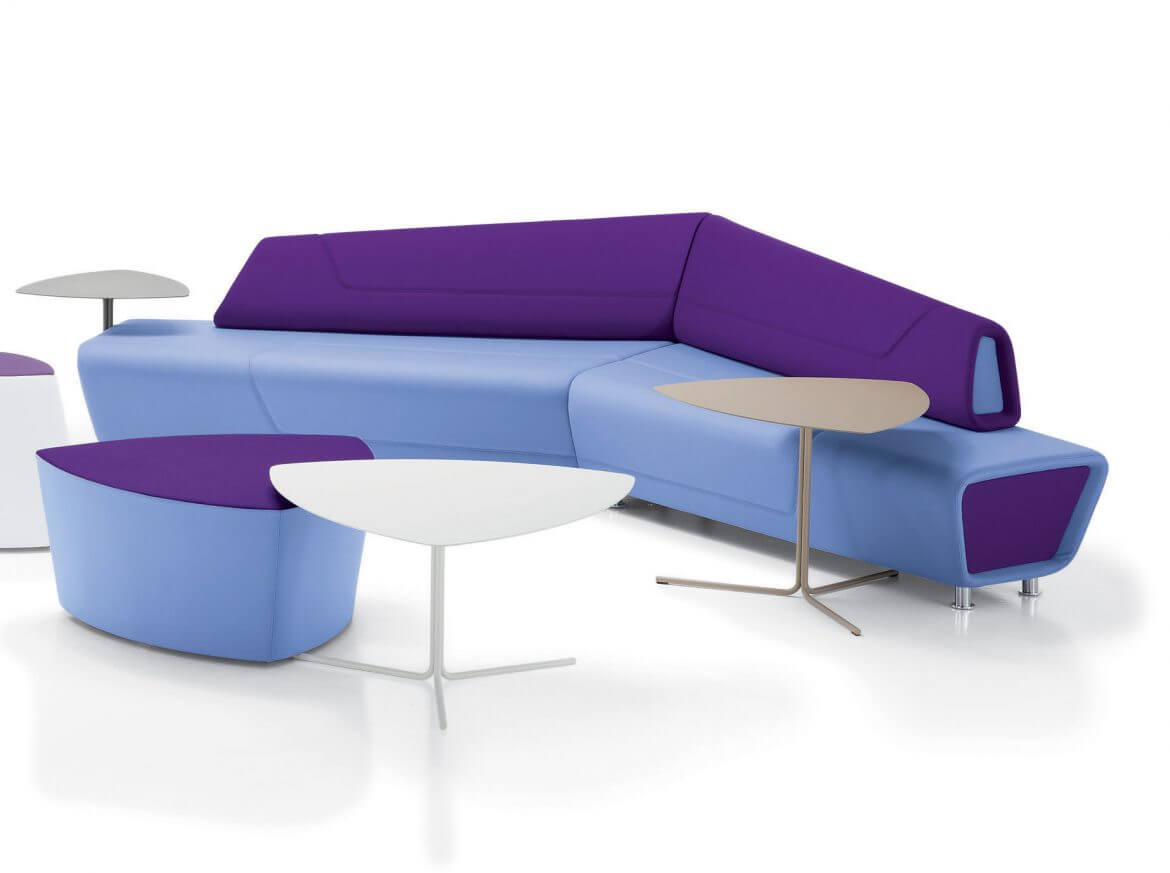 Un rendering che mostra un divano e una poltroncina di design con 3 tavolini di contorno