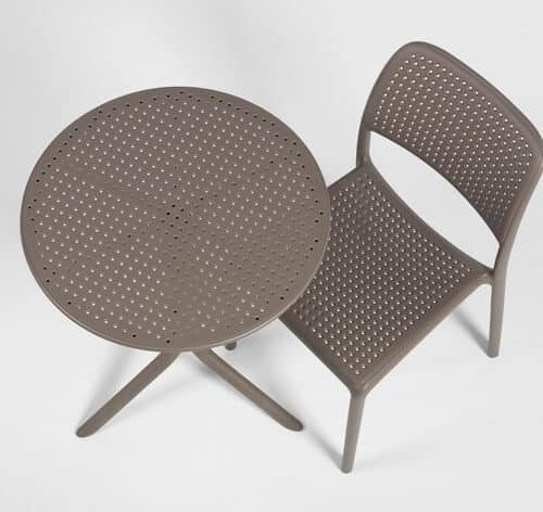 tavolino e sedia in effetto paglia color grigio scuro