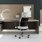 Tavolo con sedia ergonomica e tavolo di design
