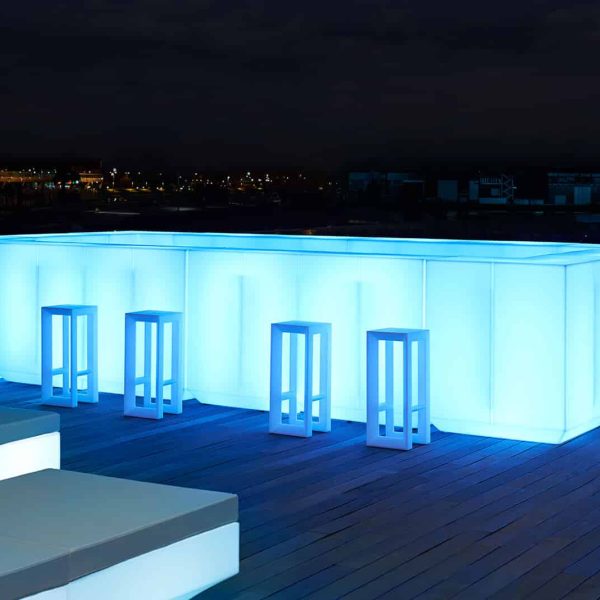 Ambiente lounge illuminato al buio di colore azzurro