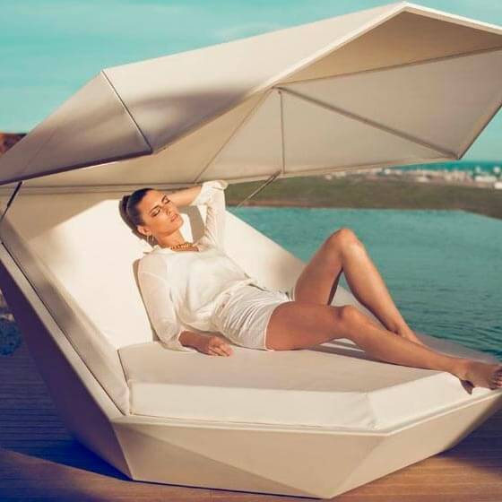 Donna che prende il sole sotto a un parasole di design