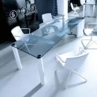 Tavolo con piano trasparente e gambe bianche