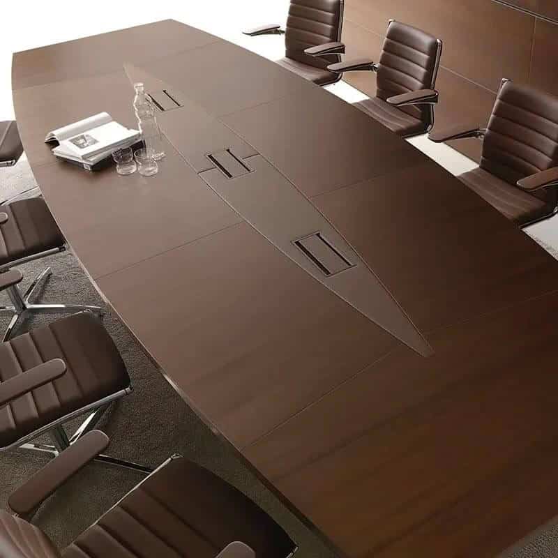Tavolo da riunione meeting marrone con 6 postazioni equipaggiate con sedie da ufficio nere