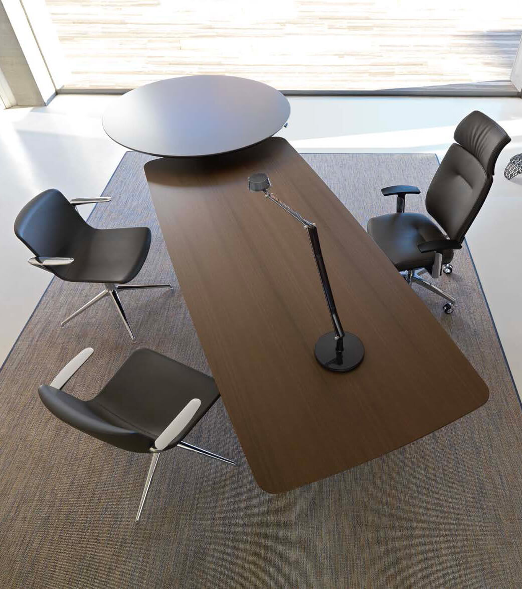 Un tavolo marrone, una poltrona dirigenziale e due sedie nere