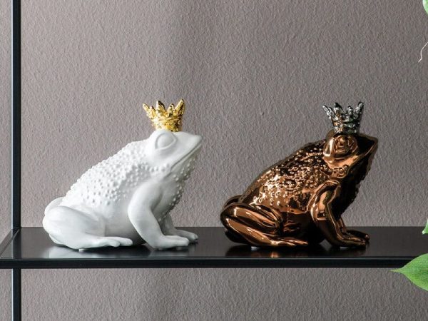 Due rane con la corona, una bianca e una dorata