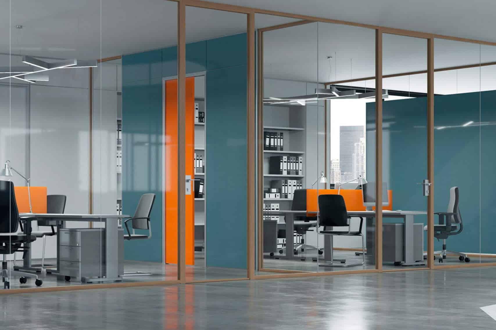 Un ufficio con le pareti strutturali in colore blu scuro e vetrate che danno su una sala openspace