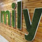 parete in legno con scritta family in verde