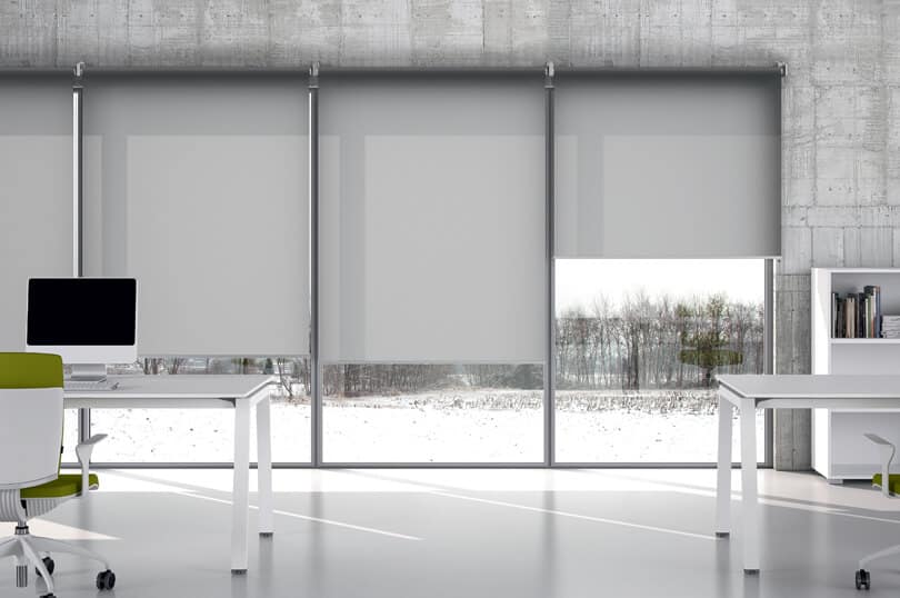 Un ufficio luminoso che utilizza delle tende particolari di colore grigio chiaro