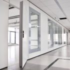 Ufficio chiaro con pareti divisorie bianche e grige
