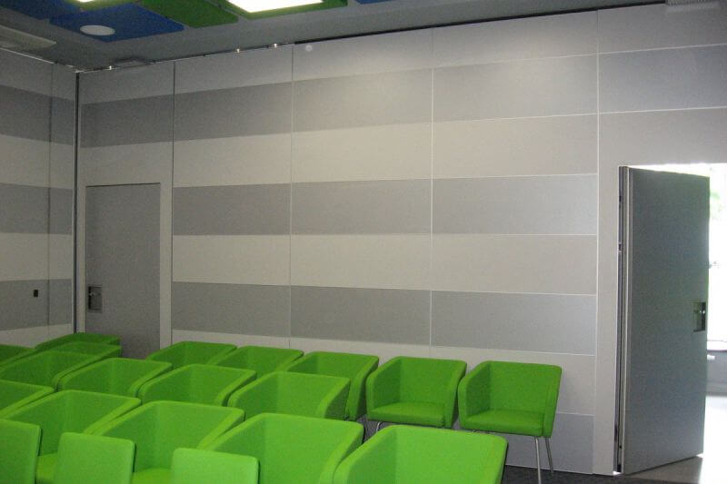 Sala per la formazione del personale isolata con una parete divisoria fono assorbente