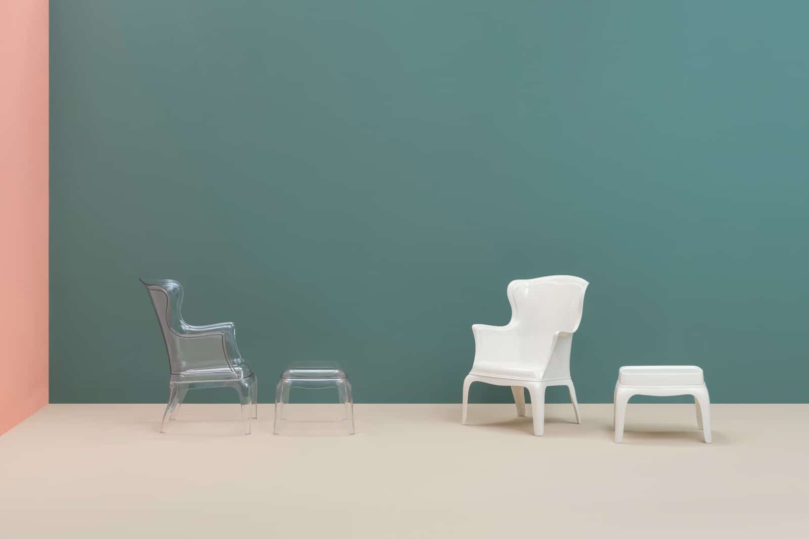 2 sedie e due poggia piedi di colore diversi, uno trasparente e uno bianco